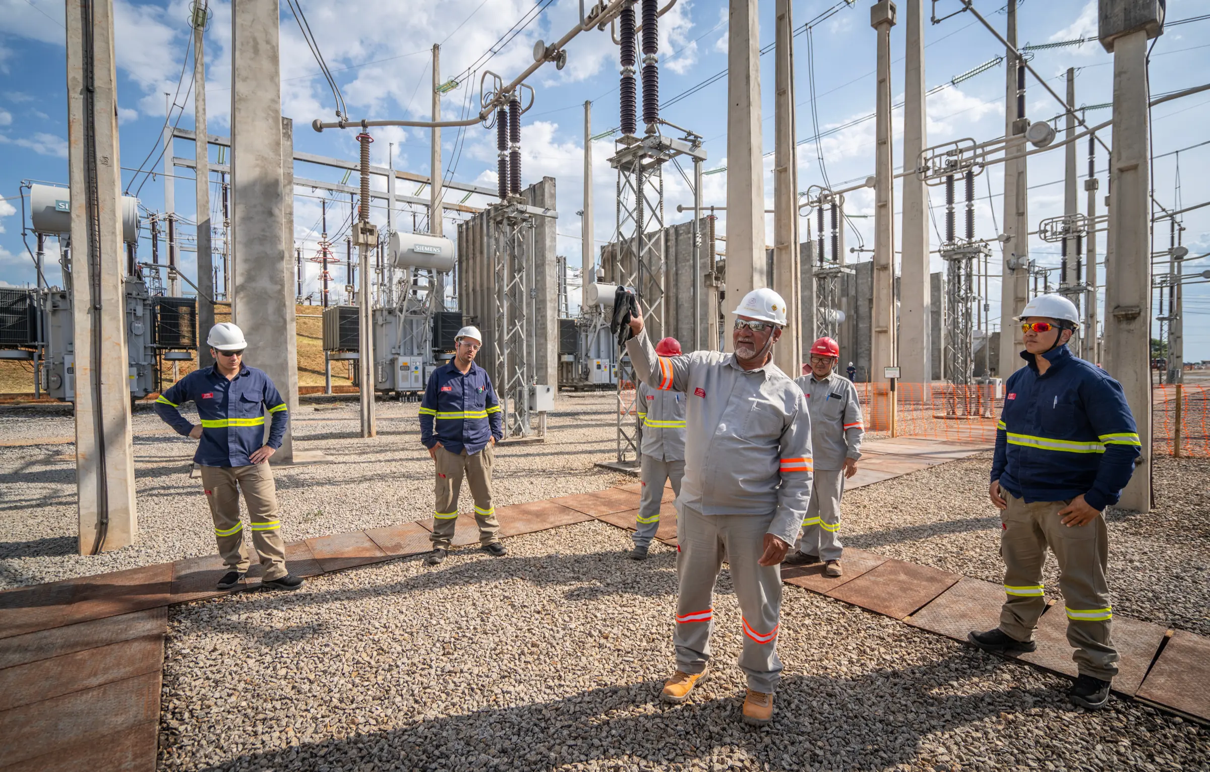 Equipe da Engetecnica em campo com EPIs